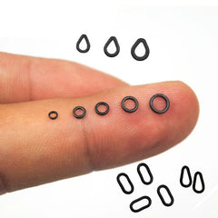 Kylebooker [30 SZTUK] Płaski okrągły matowy czarny O-ring Przypon karpiowy Terminal End Tackle Akcesoria 2mm 2.5mm 3.1mm Pierścień Tippet Rig